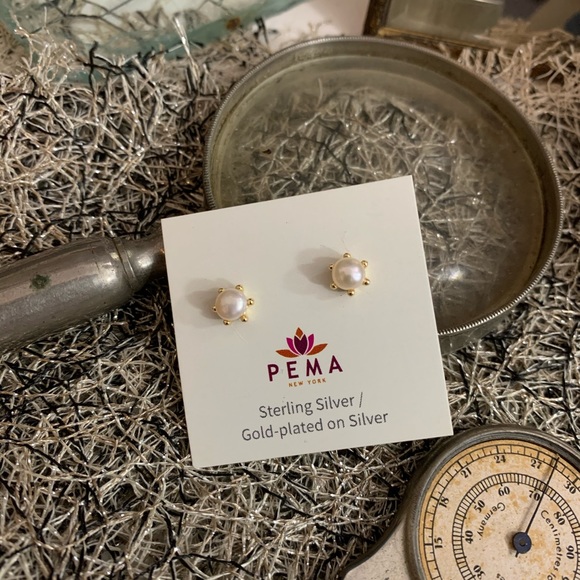 Pema pearl gold-plate stud earrings - Picture 3 of 6